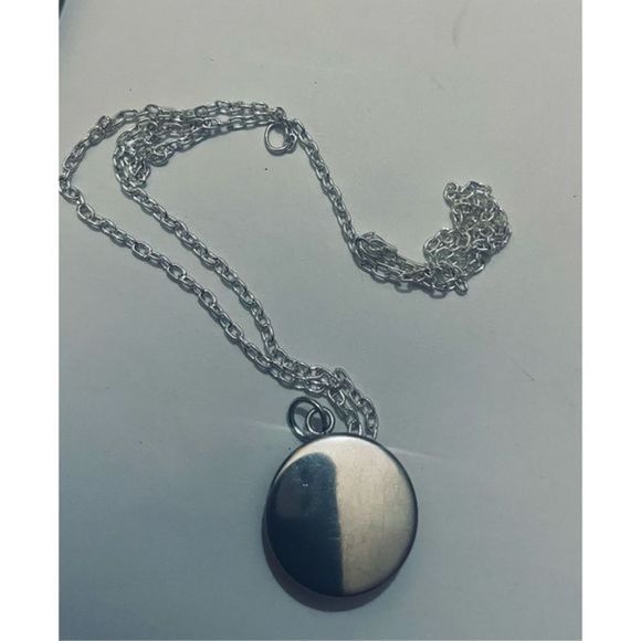 Scorpio glow in THE DARK ZODIAC HOROSCOPE STAR SIGN NECKLACE - Picture 4 of 14